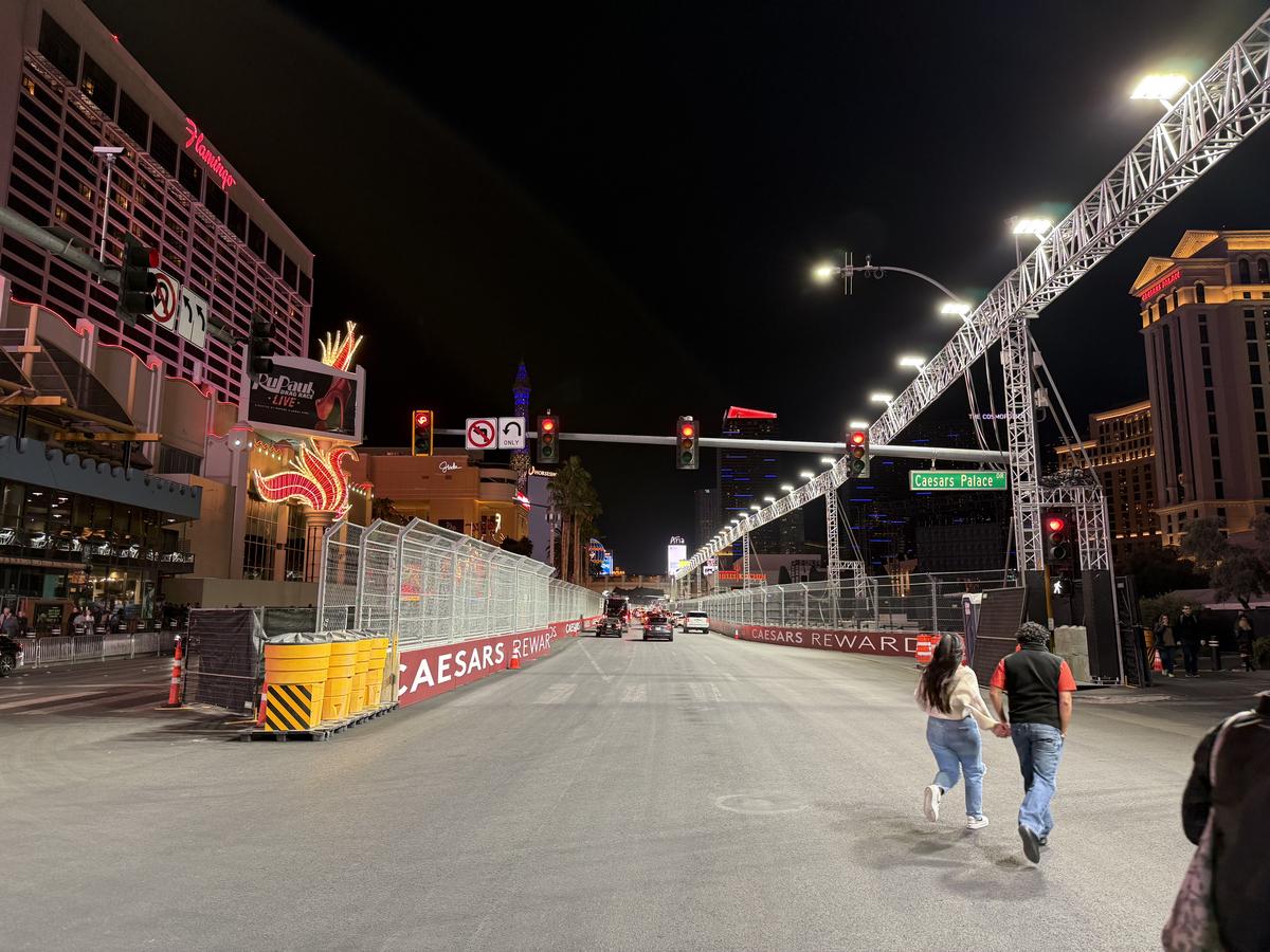 Las Vegas se transformă pentru Marele Premiu de Formula 1 » Reporterul GSP a surprins în imagini marile schimbări: ce a apărut în fața celebrelor fântâni din „Orașul Luminilor”