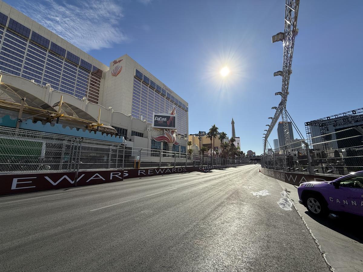 Las Vegas se transformă pentru Marele Premiu de Formula 1 » Reporterul GSP a surprins în imagini marile schimbări: ce a apărut în fața celebrelor fântâni din „Orașul Luminilor”