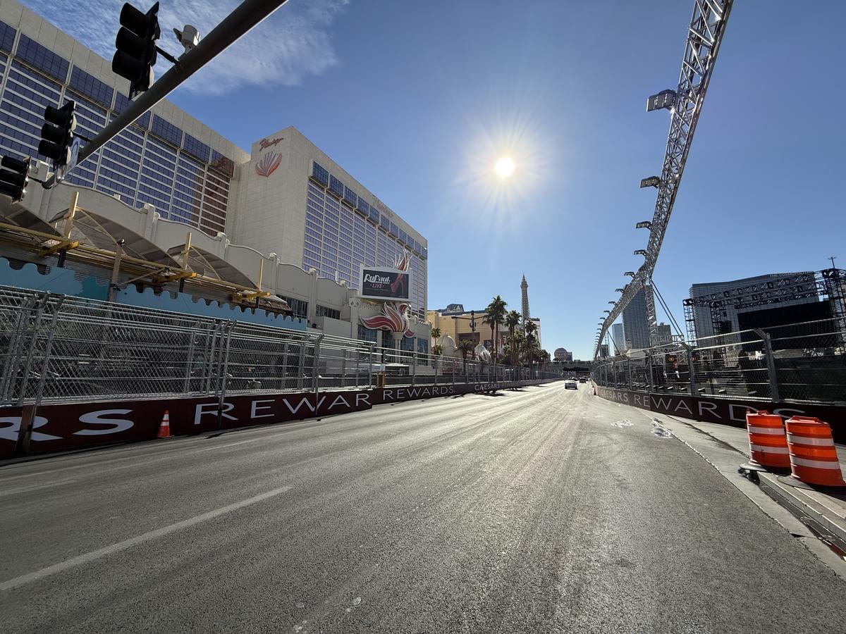 Las Vegas se transformă pentru Marele Premiu de Formula 1 » Reporterul GSP a surprins în imagini marile schimbări: ce a apărut în fața celebrelor fântâni din „Orașul Luminilor”