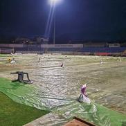 Botoșănenii au acoperit gazonul pentru a-l proteja de ninsoare // foto: Facebook @ Stadionul Municipal Botosani