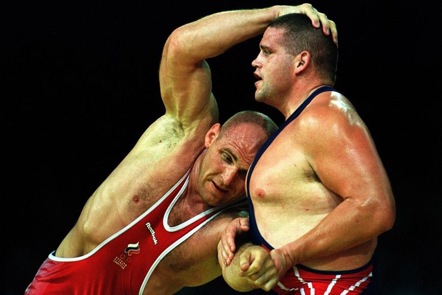 Aleksandr Karelin (stânga) în finala olimpică pierdută în 2000 Foto: Imago Are Rafael Nadal RECORDUL RECORDURILOR în istoria sportului, ceva de nebătut?