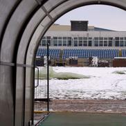 Zăpada căzută pe folie este îndepărtată // foto: Facebook @ Fotbal Club Botoșani
