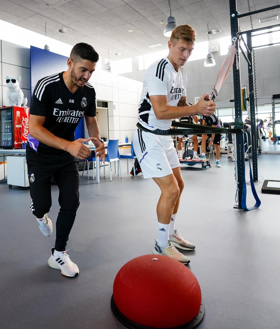 Giuseppe Bellistri (stânga), preparator fizic la Real Madrid. Foto: Facebook Răzvan Burleanu, alături de reprezentanți de la Inter, Real Madrid, Manchester City sau Ajax! » Ce se întâmplă în weekend la Iași