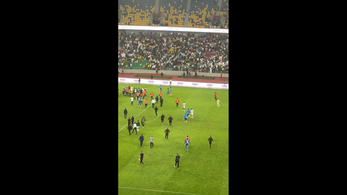 Haos inimaginabil la meciul lui Reghecampf din Liga Campionilor Africii! Bătaie generală, jandarmii și scutierii din Rwanda au pătruns pe gazon