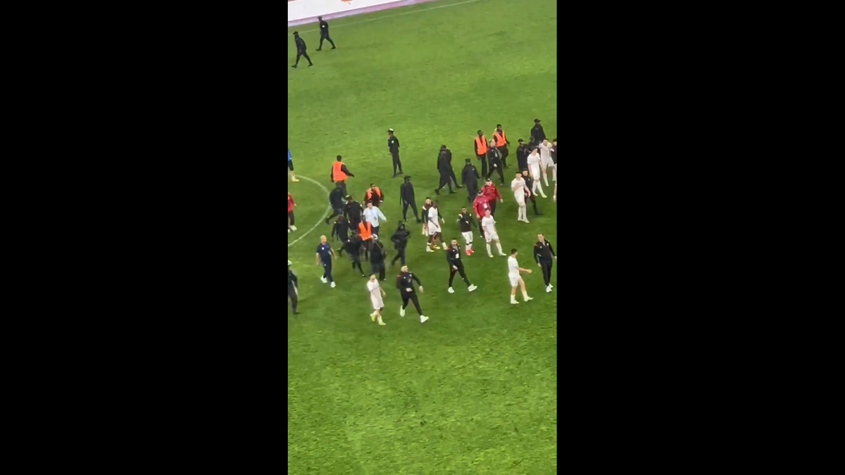 Haos inimaginabil la meciul lui Reghecampf din Liga Campionilor Africii! Bătaie generală, jandarmii și scutierii din Rwanda au pătruns pe gazon