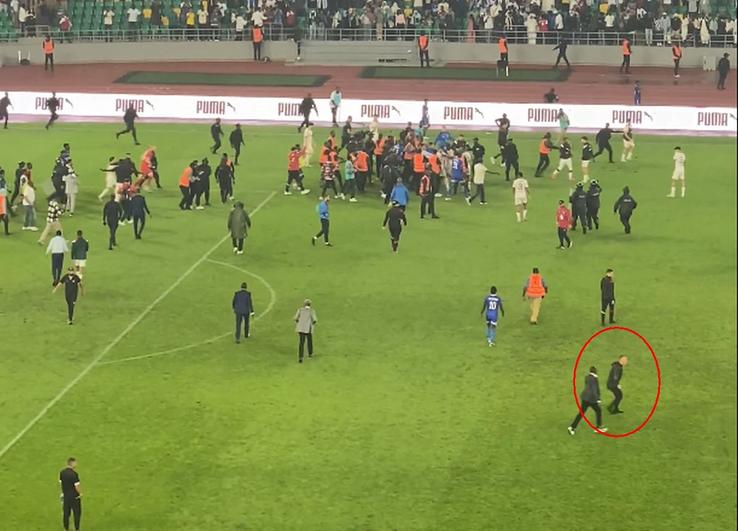 Laurențiu Reghecampf, încercuit cu roșu, în haosul din Rwanda