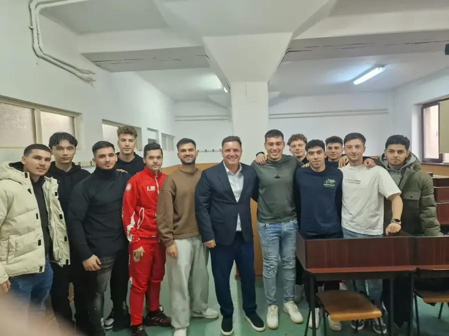 Naric Răducan alături de studenții săi / sursa foto: Facebook Narcis Răducan Fostul fotbalist al Stelei a devenit profesor universitar în București!