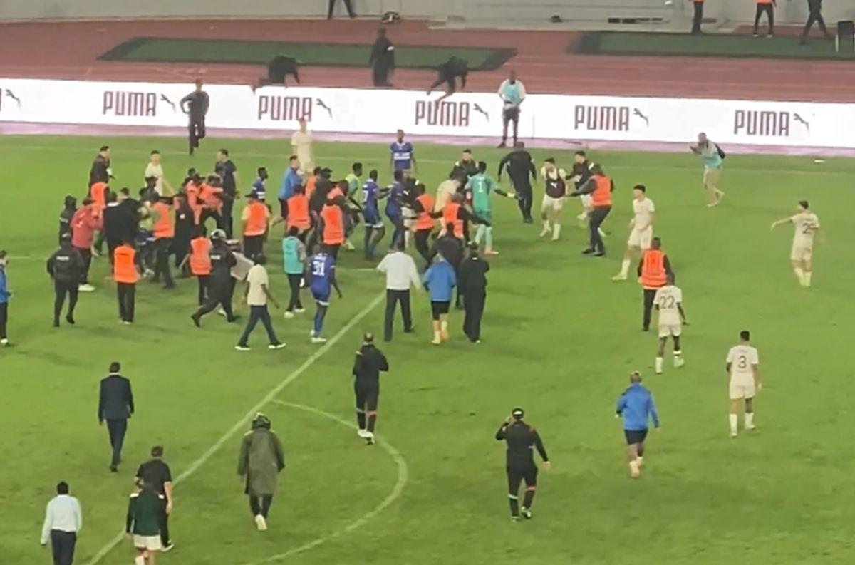 Scene incredibile la meciul lui Laurențiu Reghecampf