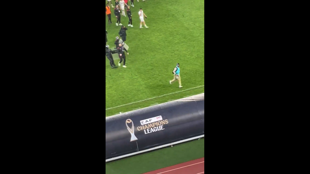 Haos inimaginabil la meciul lui Reghecampf din Liga Campionilor Africii! Bătaie generală, jandarmii și scutierii din Rwanda au pătruns pe gazon