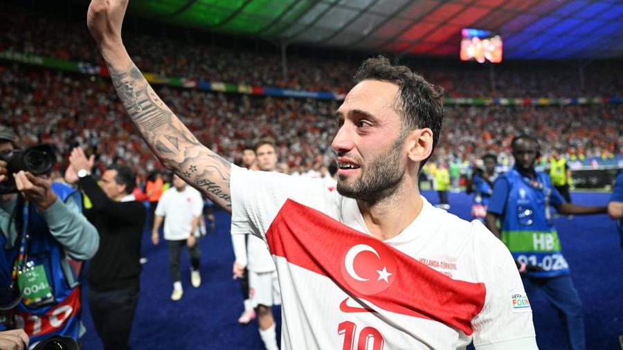 Hakan Calhanoglu, „omul” lui Chivu la Inter, va fi una dintre armele Turciei împotriva României Mehmet Topal descrie cum ar trebui să-i blocheze Turcia pe „tricolori” în barajul pentru Mondiale: „Acesta ar fi planul” + Cum va arăta duelul Montella - Lucescu