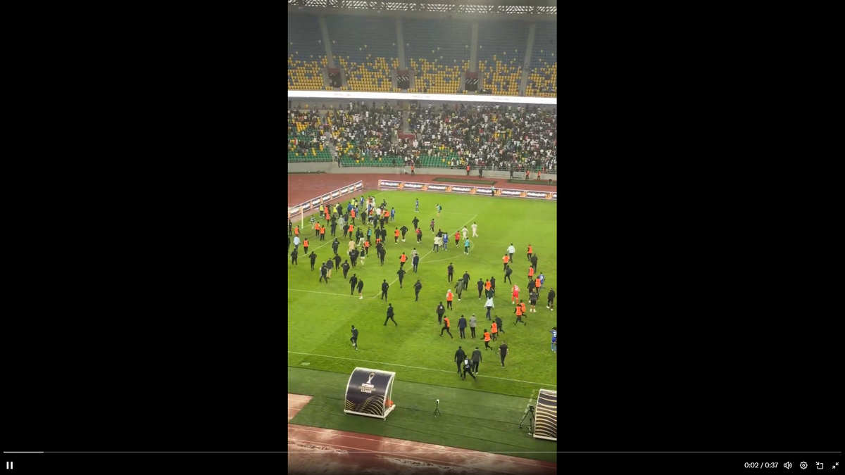 Haos inimaginabil la meciul lui Reghecampf din Liga Campionilor Africii! Bătaie generală, jandarmii și scutierii din Rwanda au pătruns pe gazon