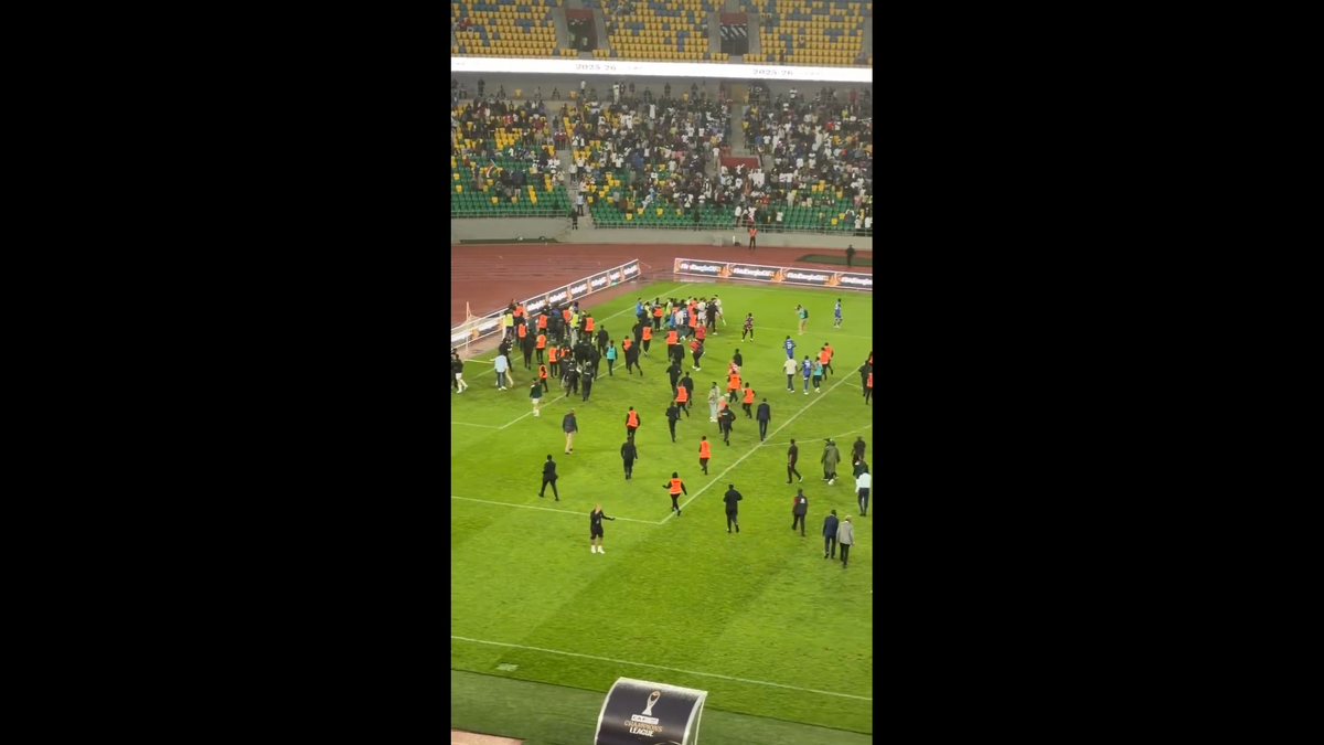 Haos inimaginabil la meciul lui Reghecampf din Liga Campionilor Africii! Bătaie generală, jandarmii și scutierii din Rwanda au pătruns pe gazon