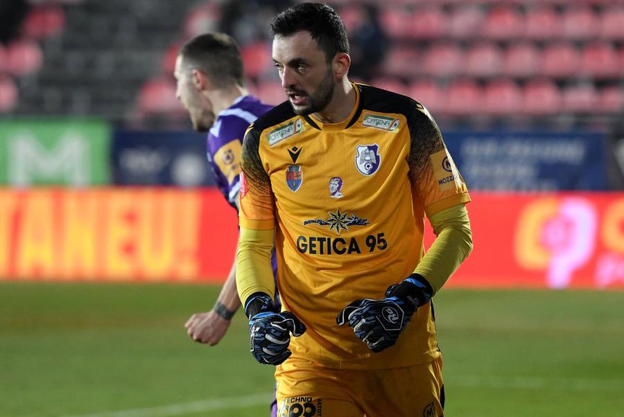 Cătălin Straton, portarul de la FC Argeș // foto: Imago Images Rapid încearcă un transfer-șoc! Negocieri de nicăieri cu jucătorul de 36 de ani din Superliga