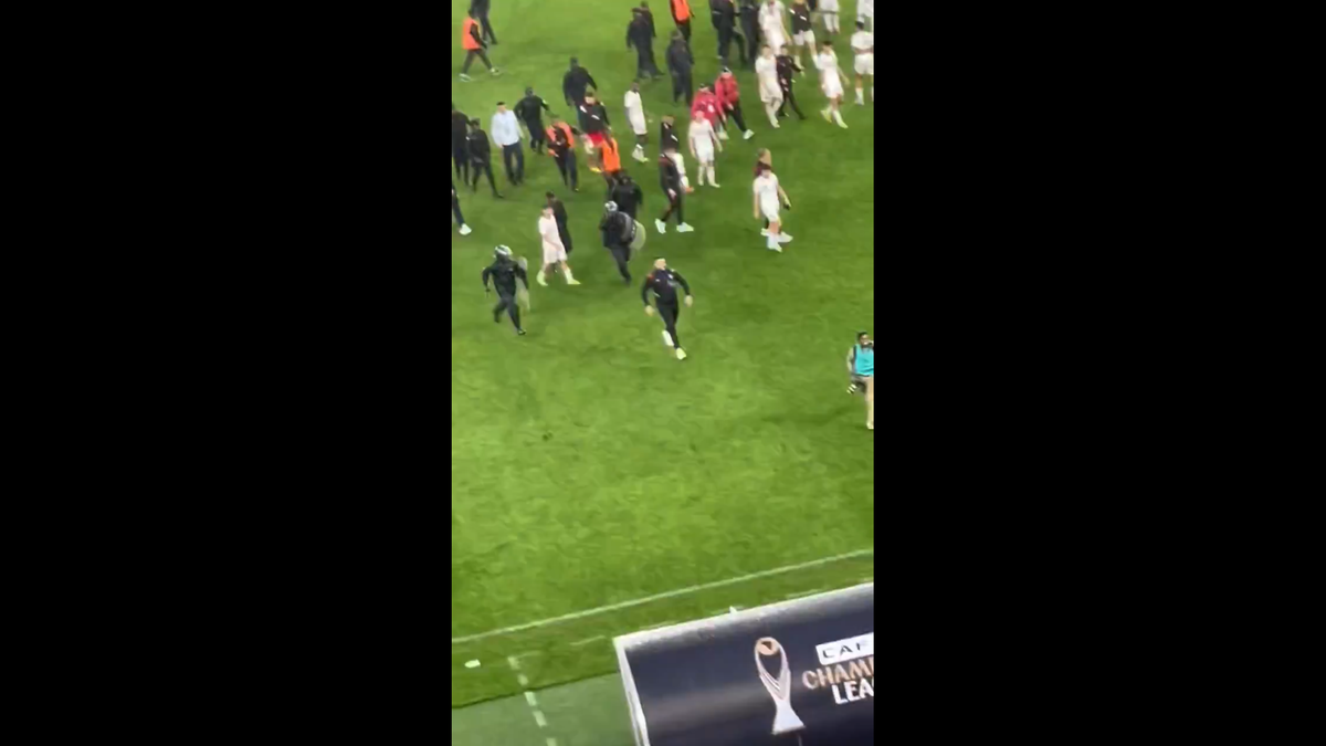 Haos inimaginabil la meciul lui Reghecampf din Liga Campionilor Africii! Bătaie generală, jandarmii și scutierii din Rwanda au pătruns pe gazon