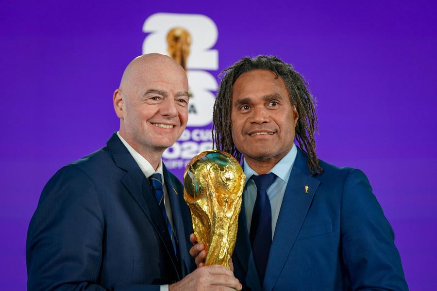 Gianni Infantino și Christian Karembeu la tragerea la sorți a barajului / Imago Images Ce spune Pavel Nedved despre barajul Turcia - România: „O să o vedem la Mondial”