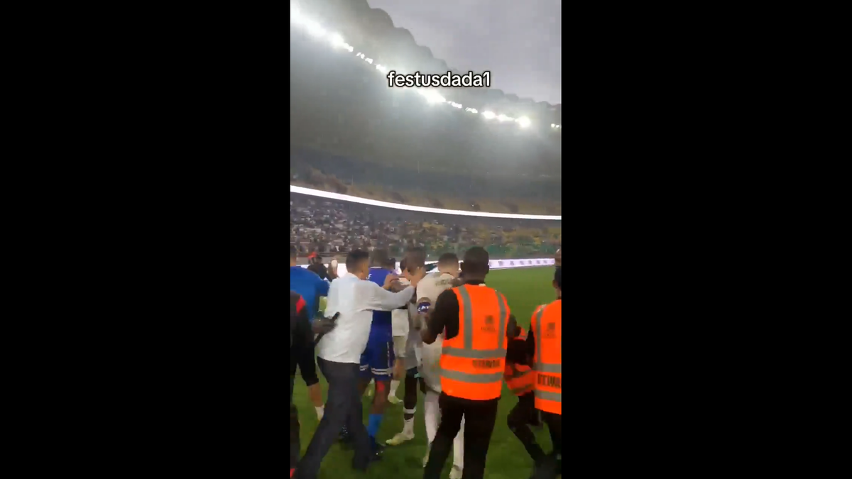 Haos inimaginabil la meciul lui Reghecampf din Liga Campionilor Africii! Bătaie generală, jandarmii și scutierii din Rwanda au pătruns pe gazon