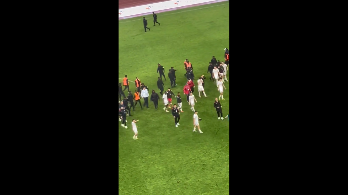 Haos inimaginabil la meciul lui Reghecampf din Liga Campionilor Africii! Bătaie generală, jandarmii și scutierii din Rwanda au pătruns pe gazon