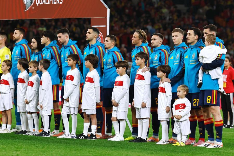 Naționala Turciei a fost victima unui jaf în vestiarul de la Sevilla, unde jucătorii lui Montella au făcut 2-2 cu Spania / Foto: Imago Adversarii României, jefuiți chiar în timpul meciului! » Cu ce-au plecat hoții și la cât se ridică lovitura