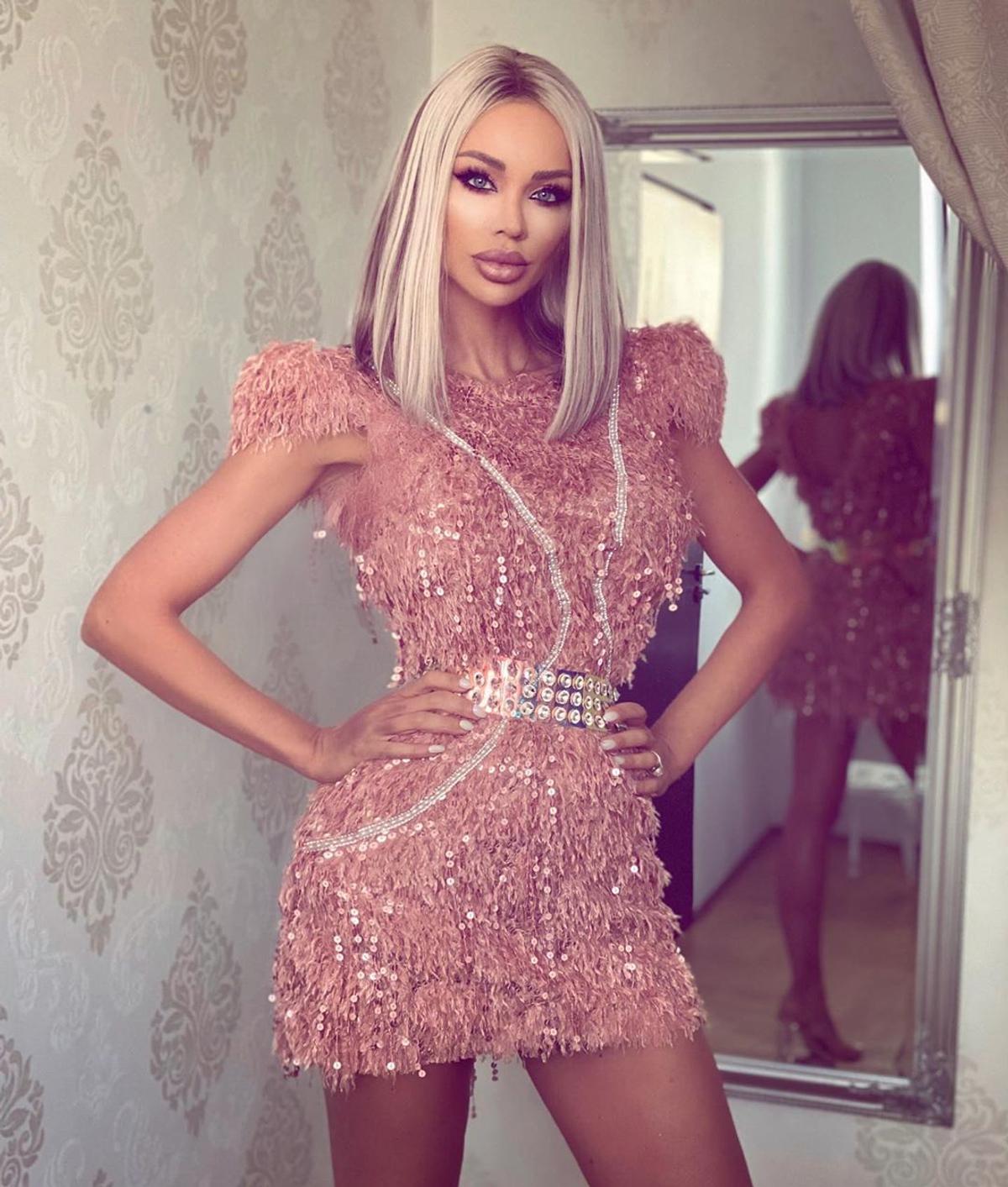 FOTO Bianca Drăgușanu, apariție-surpriză la meciul Stelelor Lumii! Decolteu amețitor în compania lui Roberto Carlos și Ronaldinho