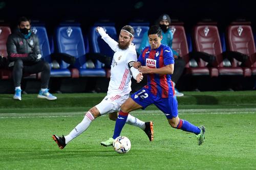 Jose Luis Mendilibar, antrenorul lui Eibar, se plânge că VAR nu a intervenit la mingea care l-a lovit în cot, în careu, pe Sergio Ramos în confruntarea cu Real Madrid, scor 1-3. Foto: Guliver/GettyImages