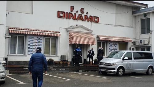 La ora 11:00, a început Adunarea Generală a Acționarilor de la Dinamo. Ședința se ține în birourile de la tribuna oficială a stadionului Dinamo.