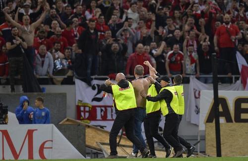 DINAMO. Pablo Cortacero a fost confruntat de Elias Bucurică, liderul fanilor din PCH, în timpul Adunării Generale de astăzi.