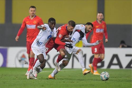 Bryan Alceus, jucătorul în echipament alb din din stânga