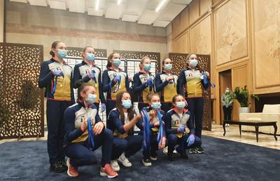 VIDEO „Tricolorele” s-au întors cu tolba plină de la Campionatele Europene de Gimnastică și au cântat colinde pe aeroport