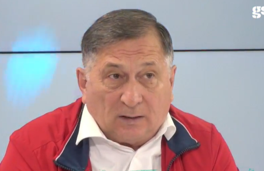 Ion Crăciunescu  (70 de ani) a dat verdictul în cazul celor două posibile penalty-uri, câte unul cerut de fiecare tabără.
