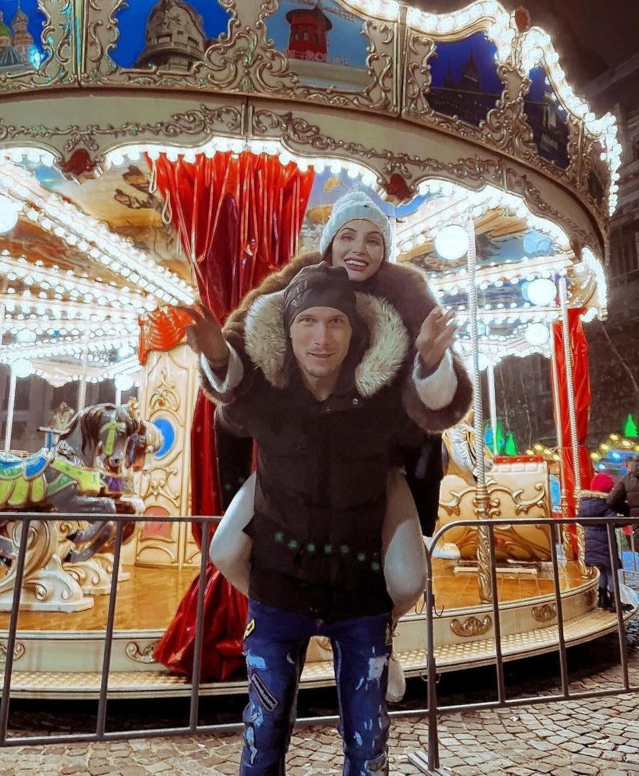 Lukas și soția sa, Sonka, relaxându-se la Târgul de Crăciun din București, în acest decembrie.// FOTO Facebook Foarte apreciat de specialiști, Lukas Droppa de la FC Voluntari se destăinuie Gazetei: „Viața mea e ca la Monopoly” + Ce spune despre viața în România și ce investiție a făcut aici