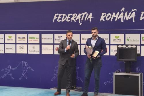 Foto:Eduard Novak i-a decernat premiul de „Scrimerul Anului” lui Iulian Teodosiu