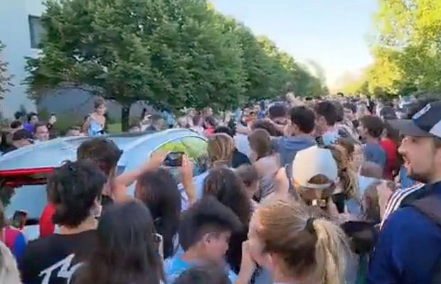 Nebunie și în Rosario! Lionel Messi a intrat în casă doar cu ajutorul polițiștilor