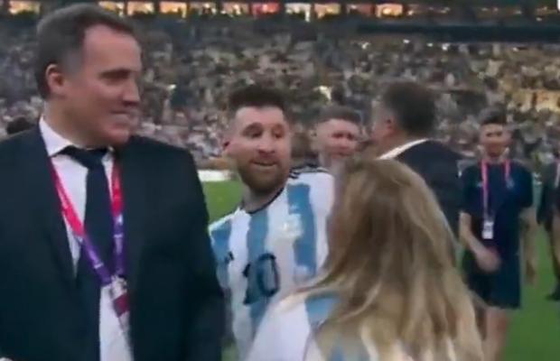 Cine e femeia pe care Lionel Messi a îmbrățișat-o pe teren după finala Mondialului » Fanii au crezut că e mama lui