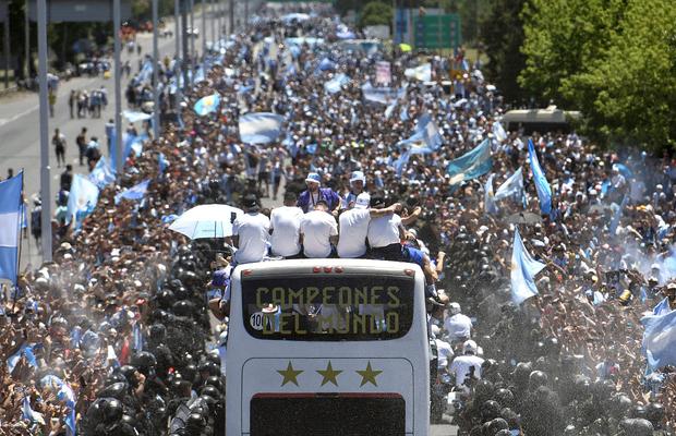 Tragedie după haosul de la petrecerea din Buenos Aires » Un fan a murit, iar un copil e în comă