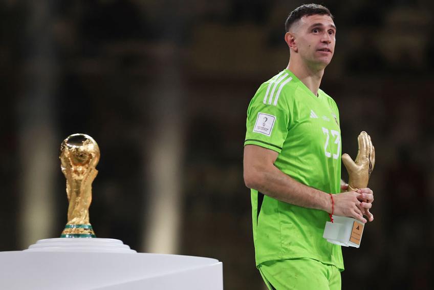 Parlamentarul francez Karl Olive (53 de ani) vrea ca FIFA să ia sancțiuni împotriva lui Emiliano Martinez (30 de ani), portarul campioanei mondiale Argentina.