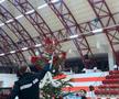 Gafă de față cu Moșul :) » Dinamoviștii au pus steaua-n brad, apoi și-au dat seama de eroare