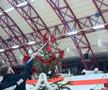 Gafă de față cu Moșul :) » Dinamoviștii au pus steaua-n brad, apoi și-au dat seama de eroare