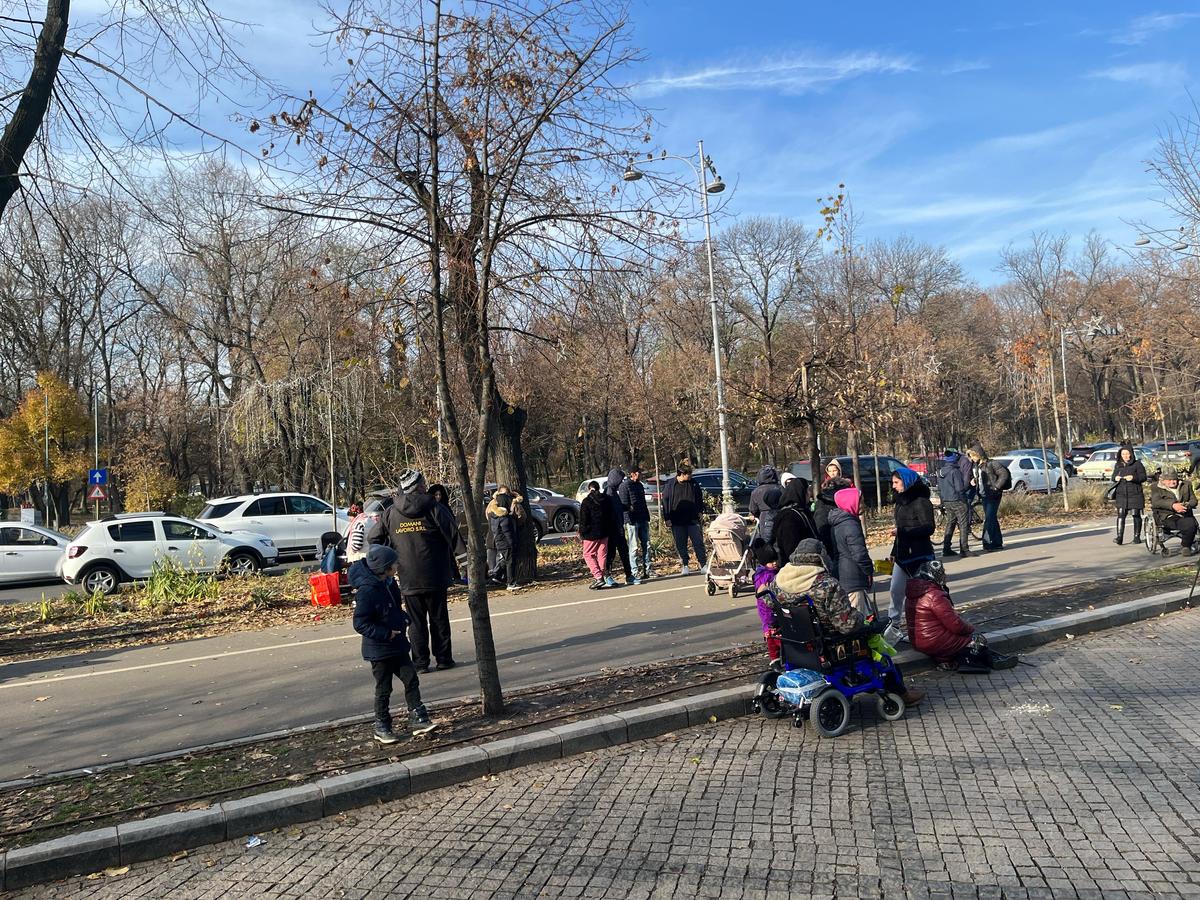 Zeci de oameni l-au așteptat pe Gigi Becali în fața palatului » Ce a făcut patronul FCSB-ului când i-a văzut
