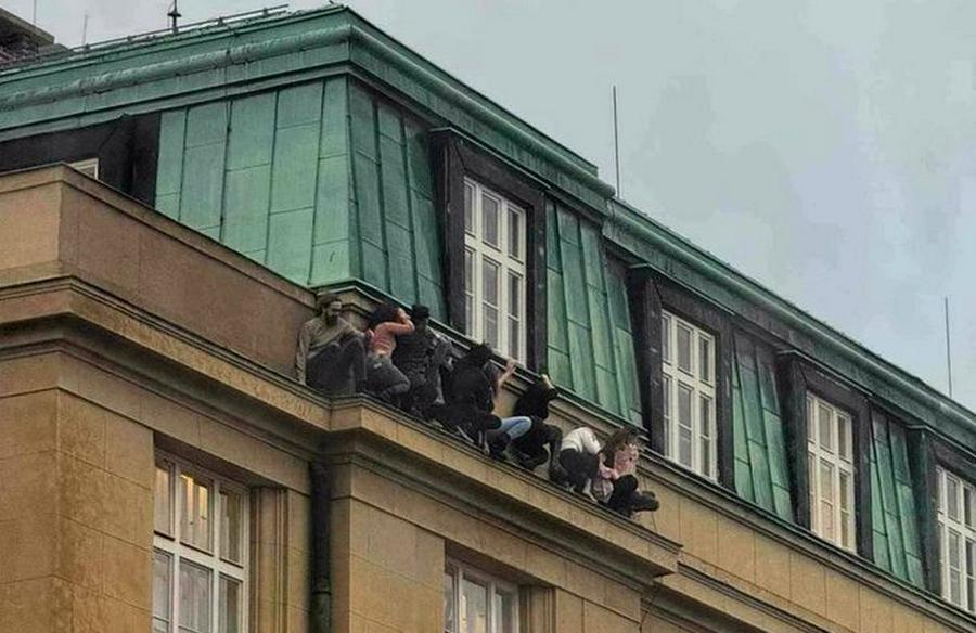 Studenții au ieșit pe pervazul Universității HAOS LA PRAGA! Focuri de armă la Universitatea din oraș » Bilanțul e tragic: cel puțin 15 morți! Atacatorul, un sudent ceh, a fost ucis de polițiști