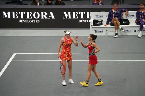 Elena Rybakina și Sorana Cîrstea felicitându-se FOTO WTL