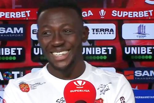Baba Alhassan, cu semnături pe tricou din partea colegilor și antrenorilor