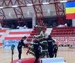 Gafă de față cu Moșul :) » Dinamoviștii au pus steaua-n brad, apoi și-au dat seama de eroare