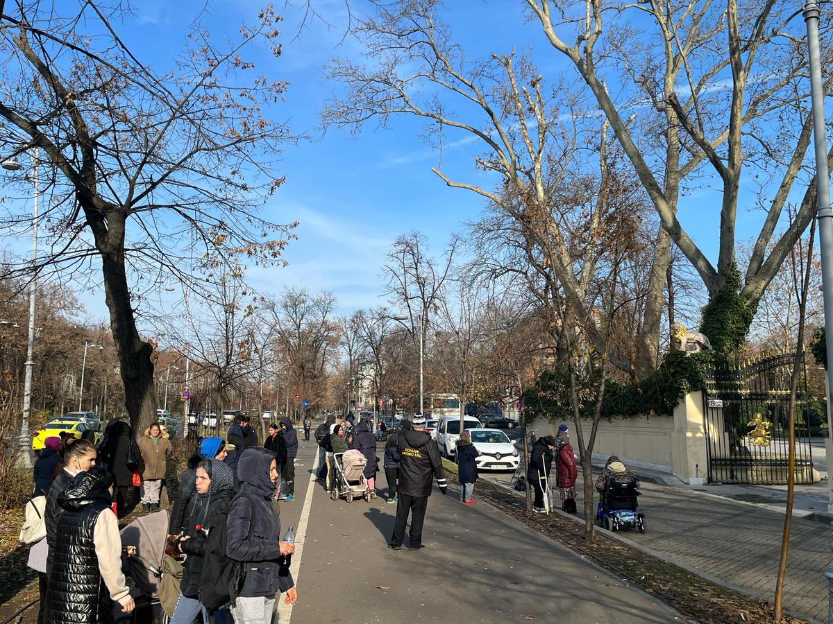 Zeci de persoane îl așteaptă pe Gigi Becali