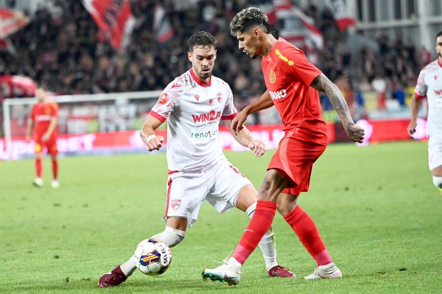 Gorka Larrucea, în alb // foto: Imago Images Dinamo caută atacanți, dar și echipe unde să-i exileze pe străinii de care vrea să scape: sursele GSP susțin că unul dintre „greii” vestiarului e în pericol!
