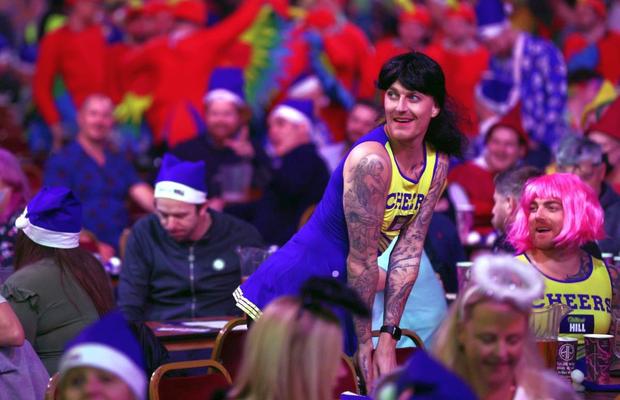 A început cel mai nebun Campionat Mondial! » Bărbați costumați în prințese, extratereștri și ștrumfi + Peter Crouch cu paharul de bere în cap
