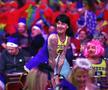 A început cel mai nebun Campionat Mondial! » Bărbați costumați în prințese, extratereștri și ștrumfi + Peter Crouch cu paharul de bere în cap