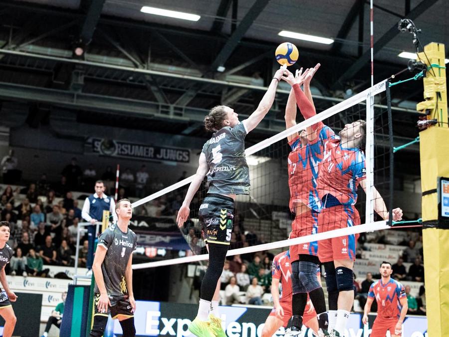 Steaua București a eliminat echipa germană Helios Gryzzlies Giesen Foto CEV Steaua este în „sferturile” Challenge Cup! » Victorie cu 3-1 în returul cu echipa germană Giesen