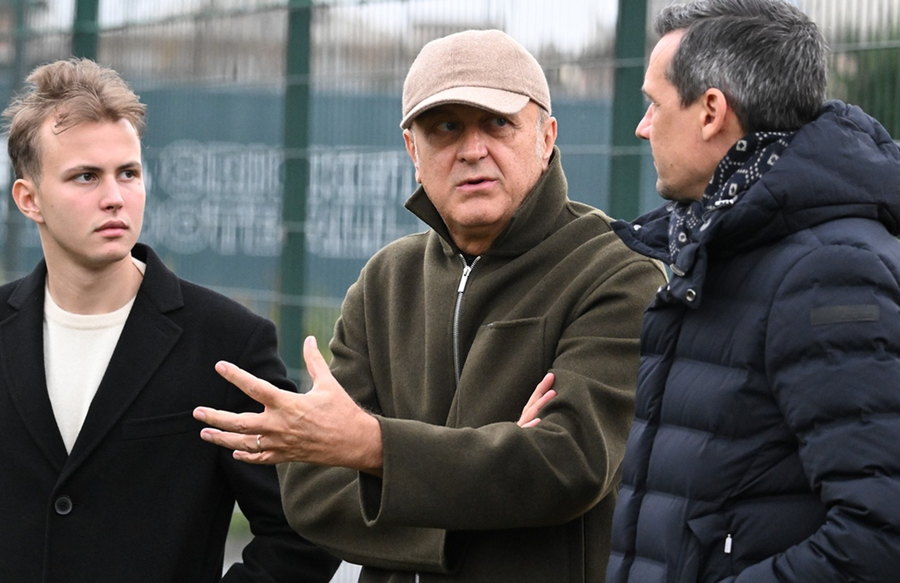 Dan Șucu, alături de fiul său și directorul sportiv Marco Ottolini, la baza sportivă a clubului Genoa, de la Multedo. Foto: Genoa CFC Riscuri zero » Artificiul financiar ingenios prin care Dan Șucu a intrat în afacerea Genoa: cum s-a făcut, de fapt, tranzacția