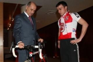 Înapoi în timp! 5 momente de pomină din derby-ul Dinamo- Rapid » De ce i-au trimis „câinii” o bicicletă lui Copos și cum a răspuns fostul boss din Giulești