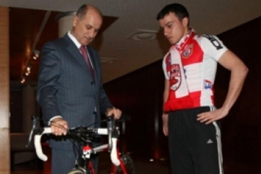 George Copos și bicicleta primită de la prietenul Nicu Badea Înapoi în timp! 5 momente de pomină din derby-ul Dinamo- Rapid » De ce i-au trimis „câinii” o bicicletă lui Copos și cum a răspuns fostul boss din Giulești